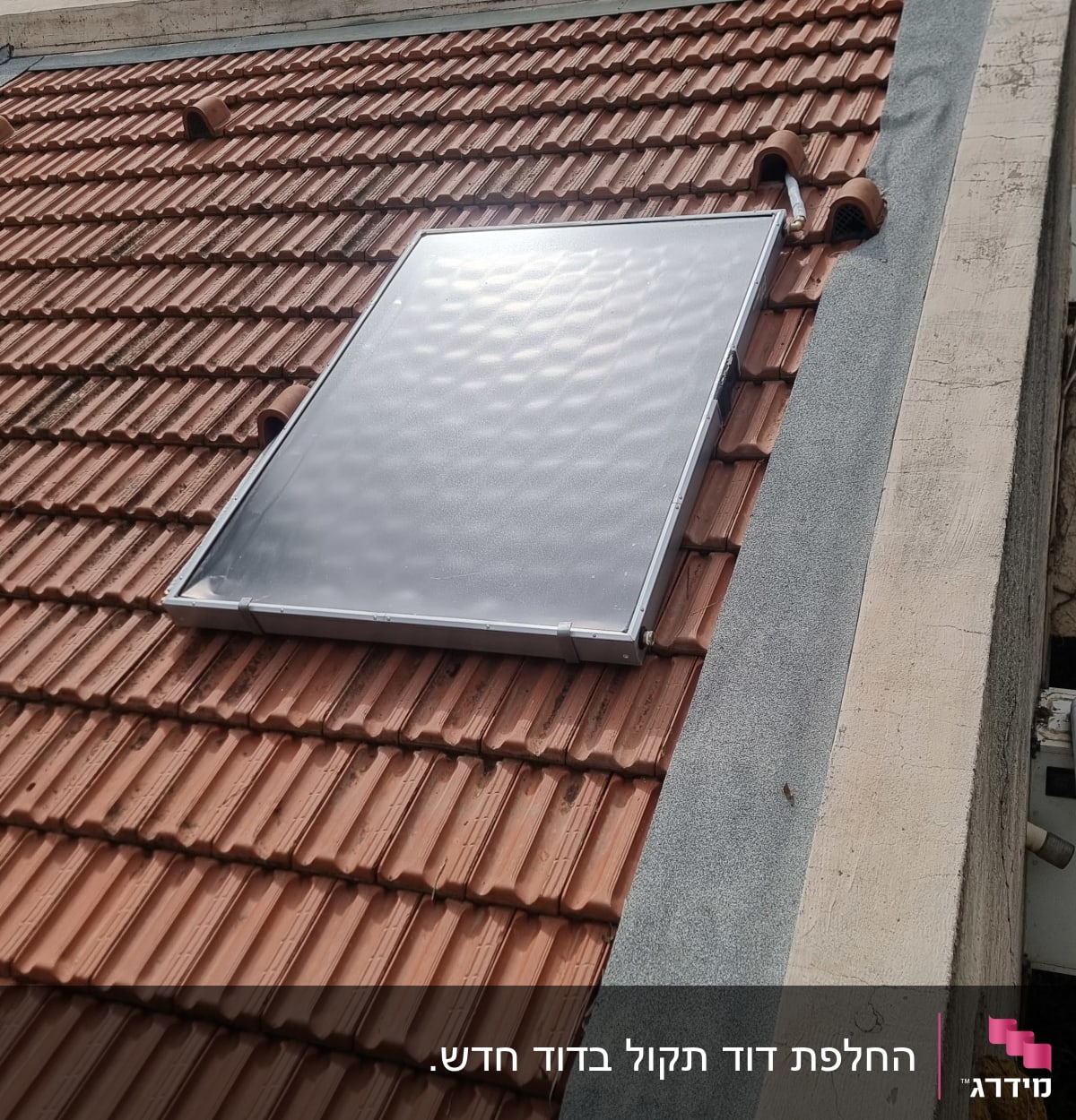 קולט שמש מותקן על גג רעפים אדומים